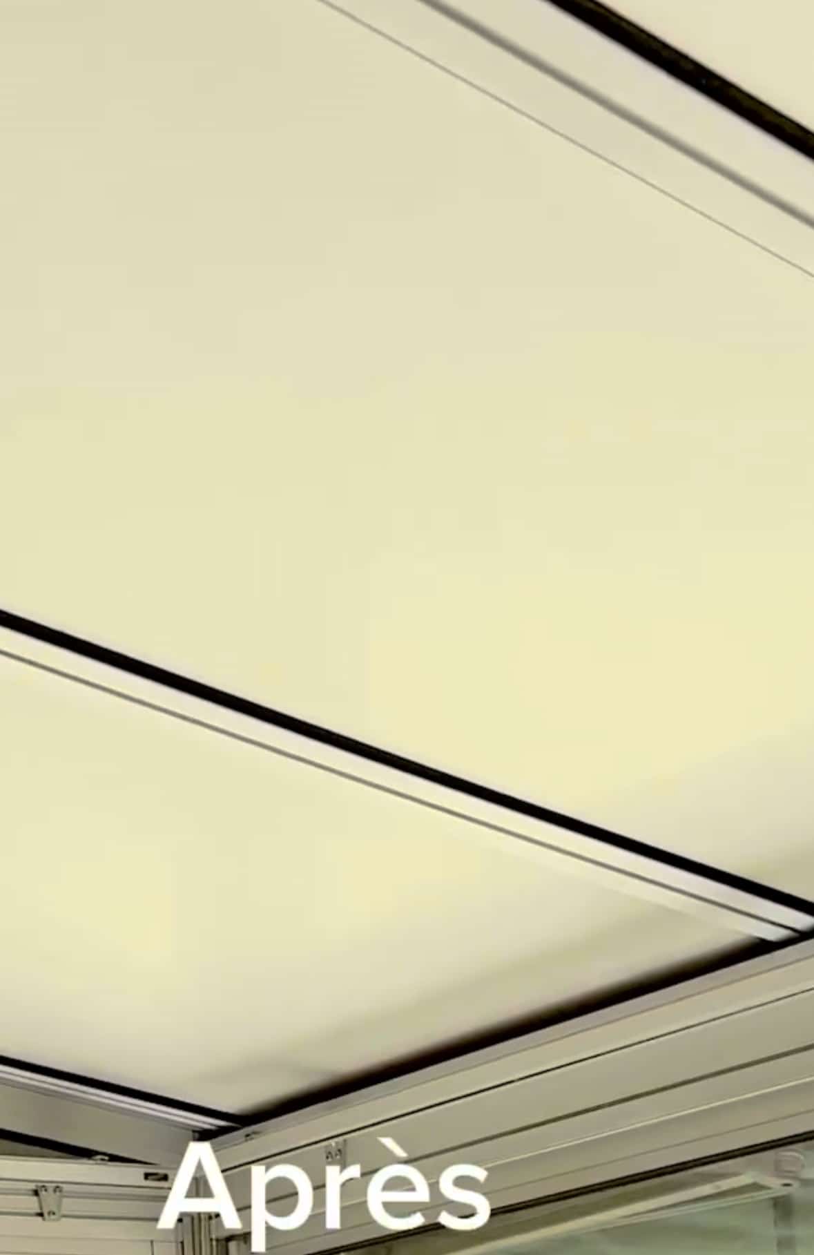Plafond de pergola bioclimatique ou store rétractable beige clair avec profilés noirs, texte « Après » en bas.